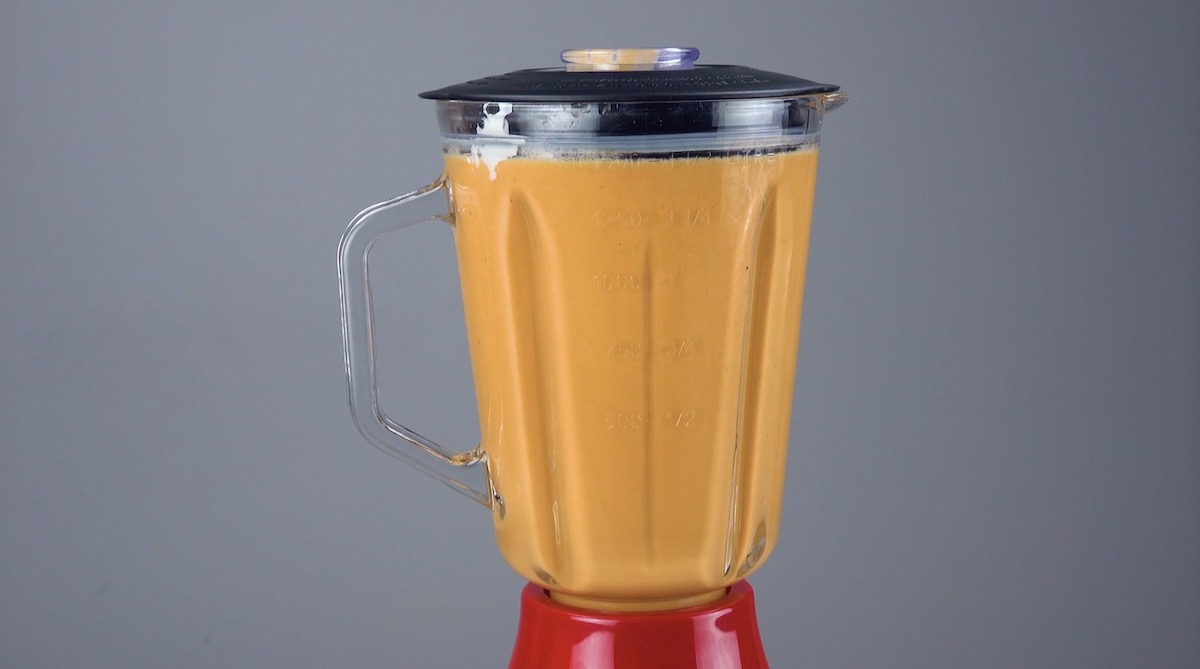 Tomatensoße wird in Mixer püriert