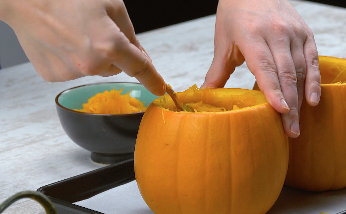 2 Kürbisse werden ausgehöhlt