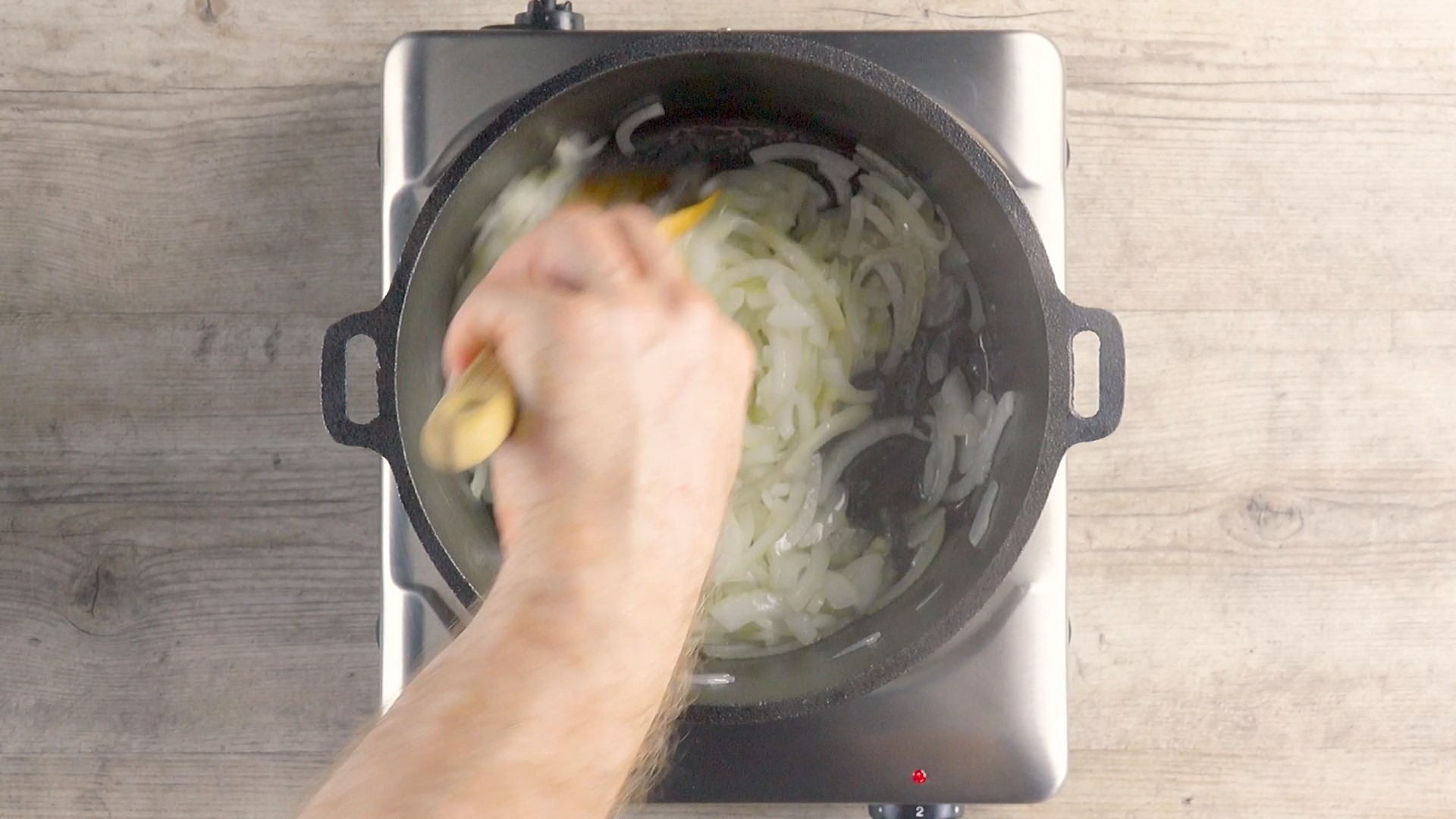 Zwiebeln werden in Bräter angebraten