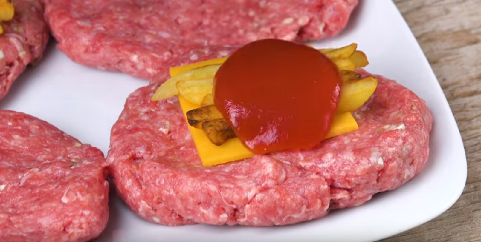 Auf den Käse werden 5 Pommes gelegt und Klecks Ketchup oben drauf gegeben