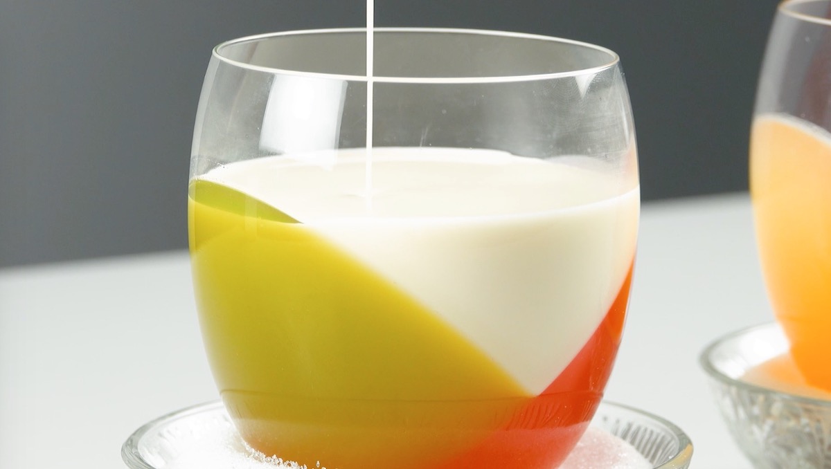 Gummibären-Sahne wird in Glas gefüllt