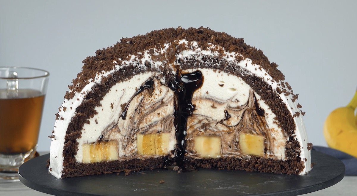 Aufgeschnittener Maulwurfkuchen mit Bananen und flüssigem Schokokern