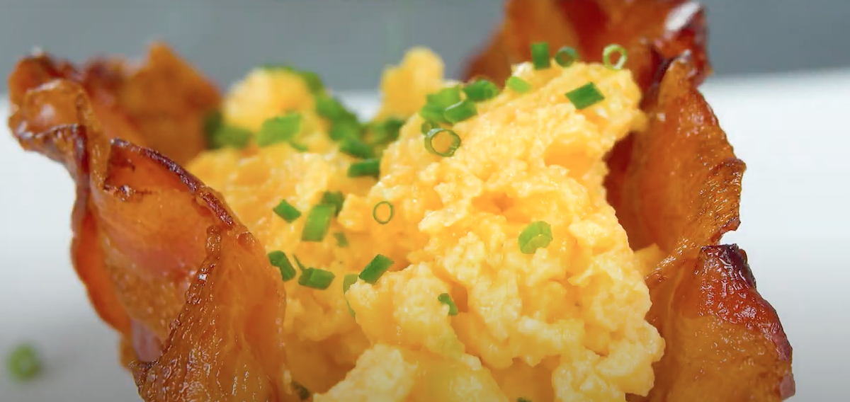 Bacon-Taco mit Ei-Käse-Füllung und Schnittlauch