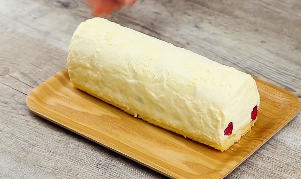 Geforenes Himbeer-Tirmasu, das aus der Form gelöst und umgedreht wurde