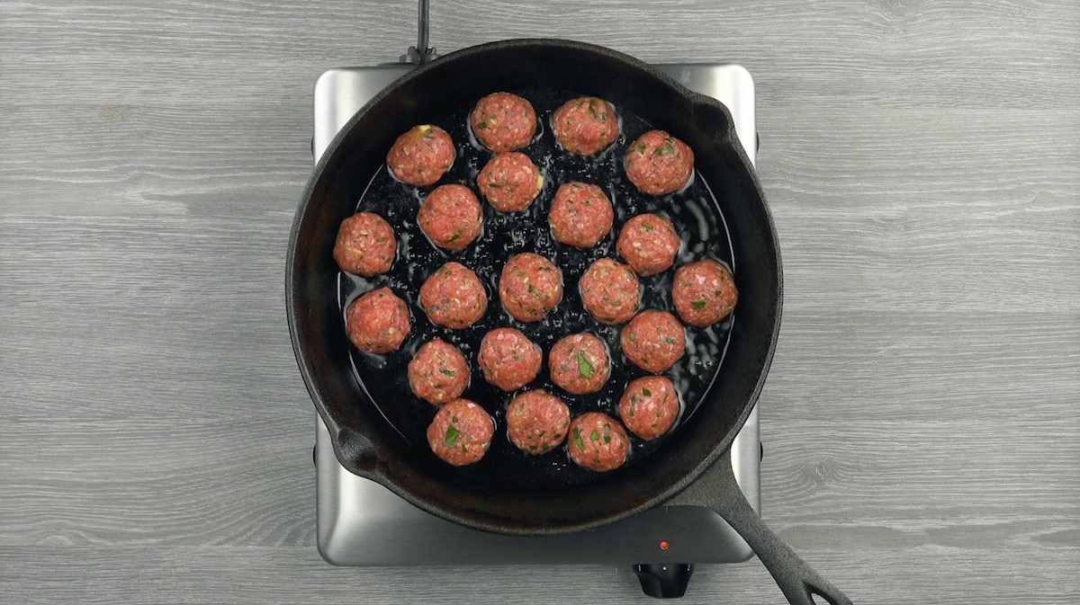 Hackbällchen werden in Pfanne angebraten