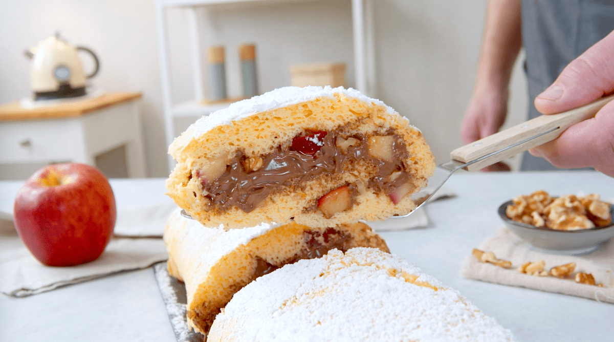 Biskuitrolle mit Äpfeln und Schokocreme