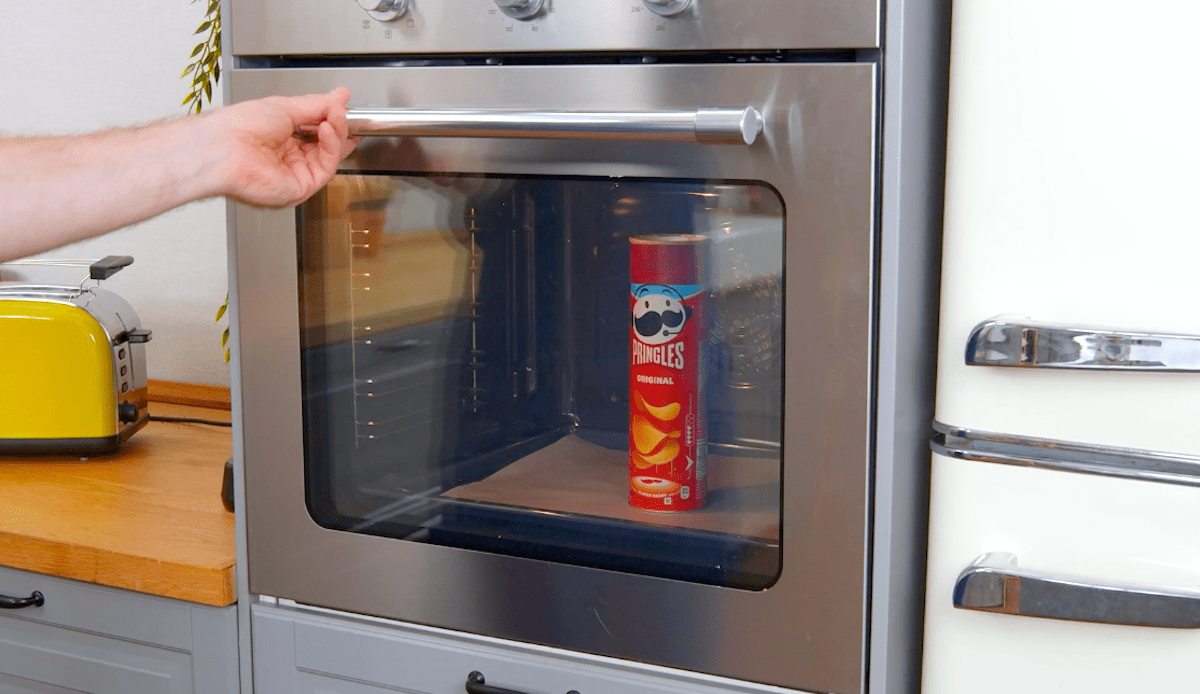 Eine mit Teig gefüllte Chipsdose wird in den Ofen gestellt