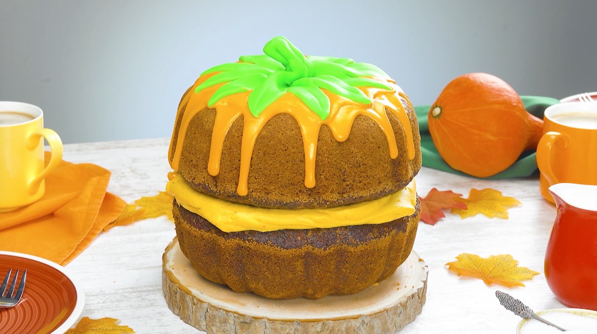 ein Kürbiskuchen mit Frischkäsecreme, der aussieht wie ein Kürbis