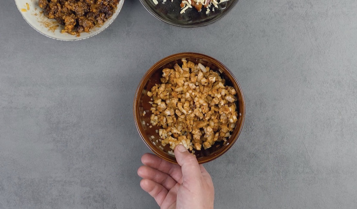 Angebratenes Hühnchen mit Zwiebeln und Paprika in Schüssel