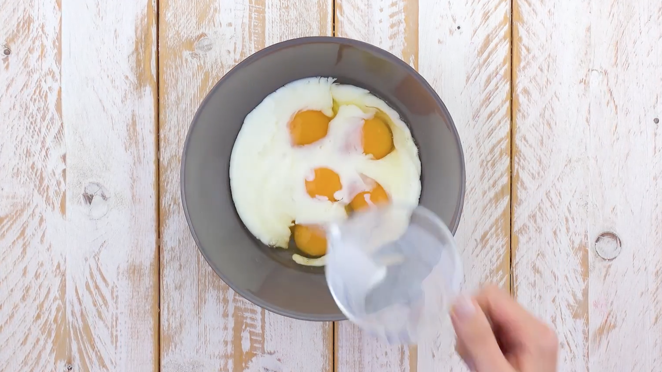 Eier und Milch werden in Schüssel vermengt