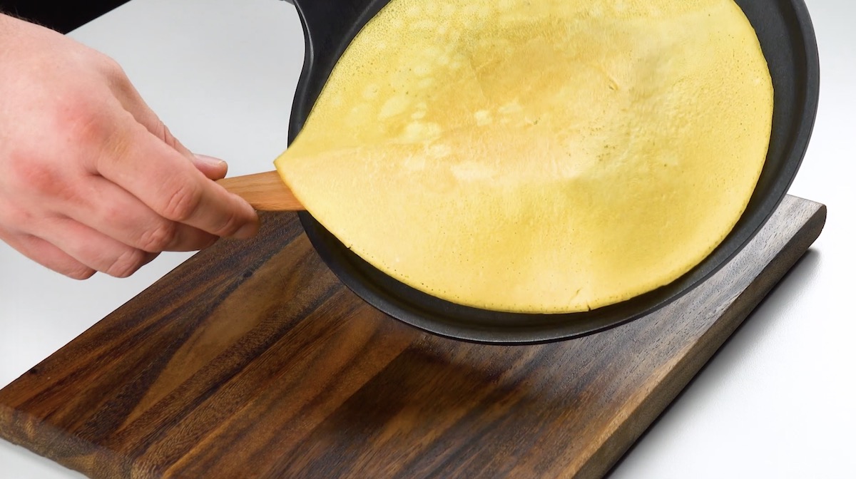 Omelett in Pfanne wird gewendet