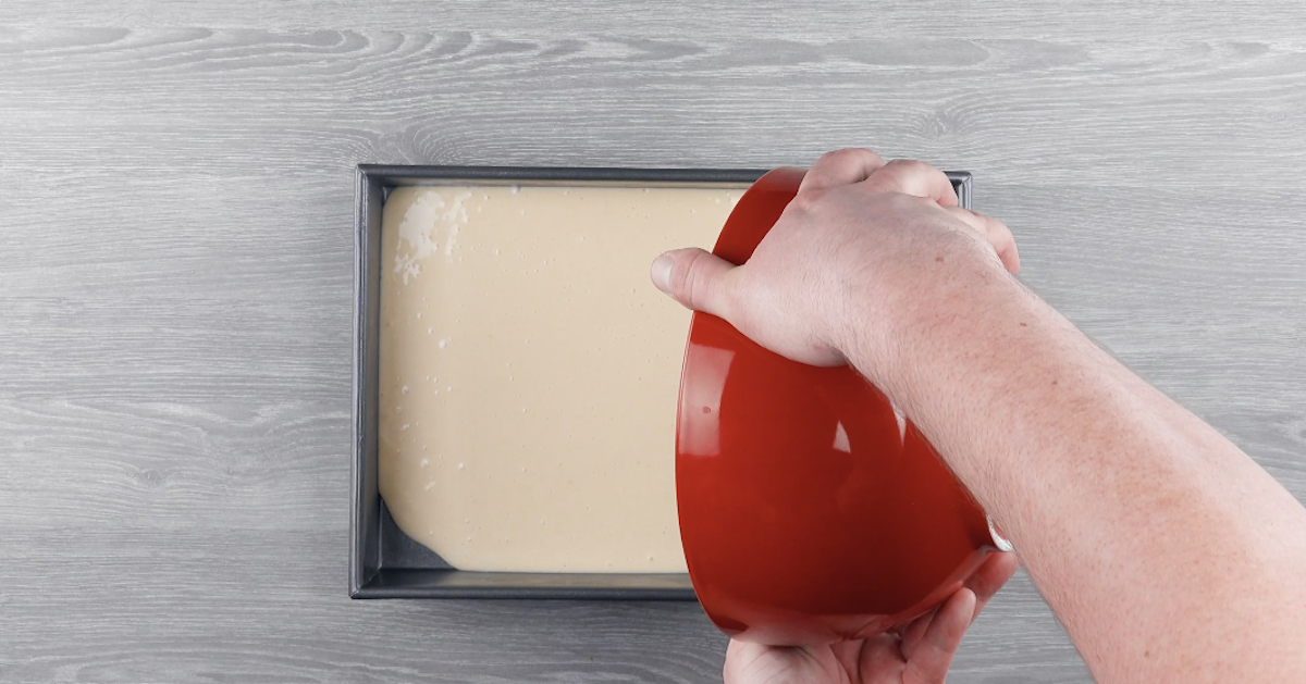 Teig wird in rechteckige Backform gefüllt