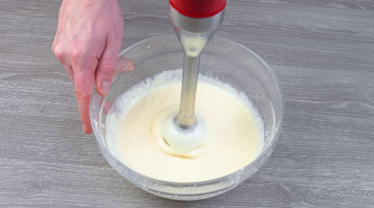 Eier und Parmesan werden in Schüssel mit Stabmixer vermischt