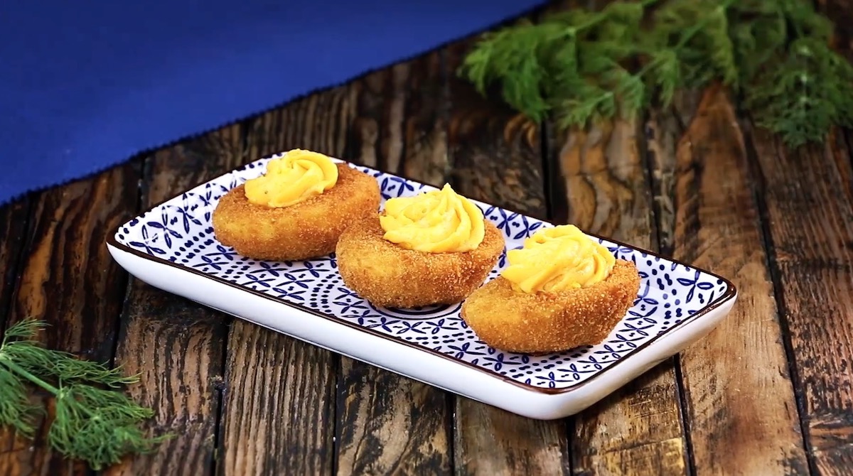 3 gefüllte Knusper-Eier auf verziertem Teller