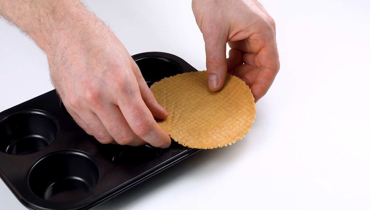 Eiswaffel wird in Muffinform gedrückt