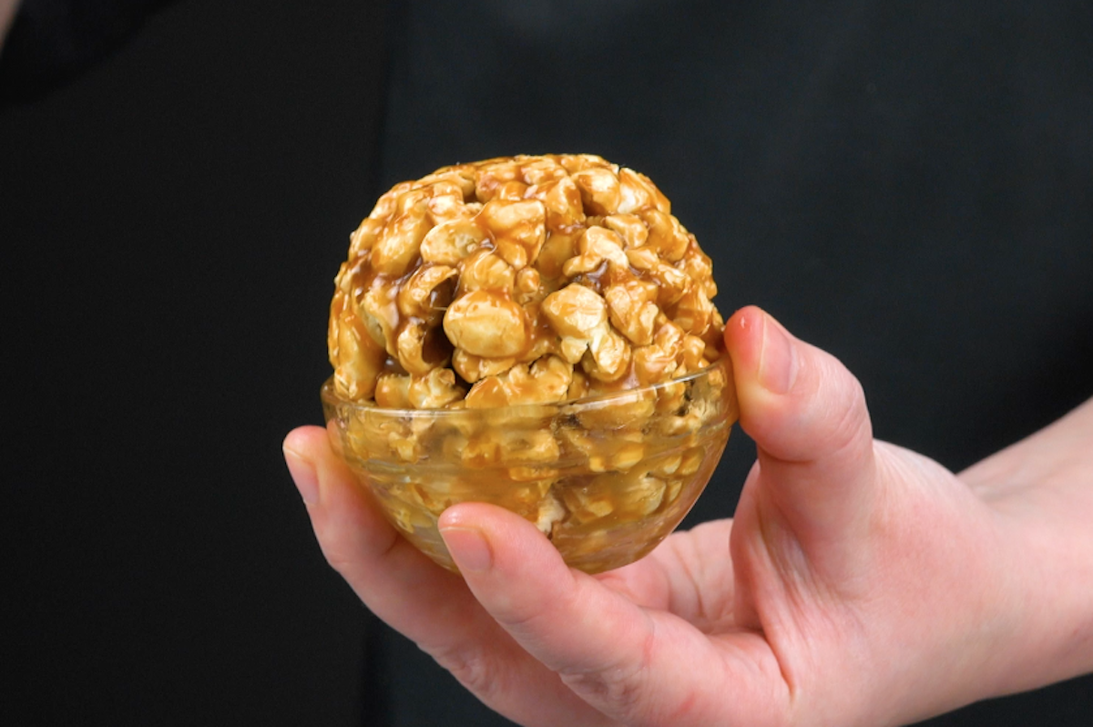 Popcorn-Ball mit Karamellüberzug in kleiner Schale