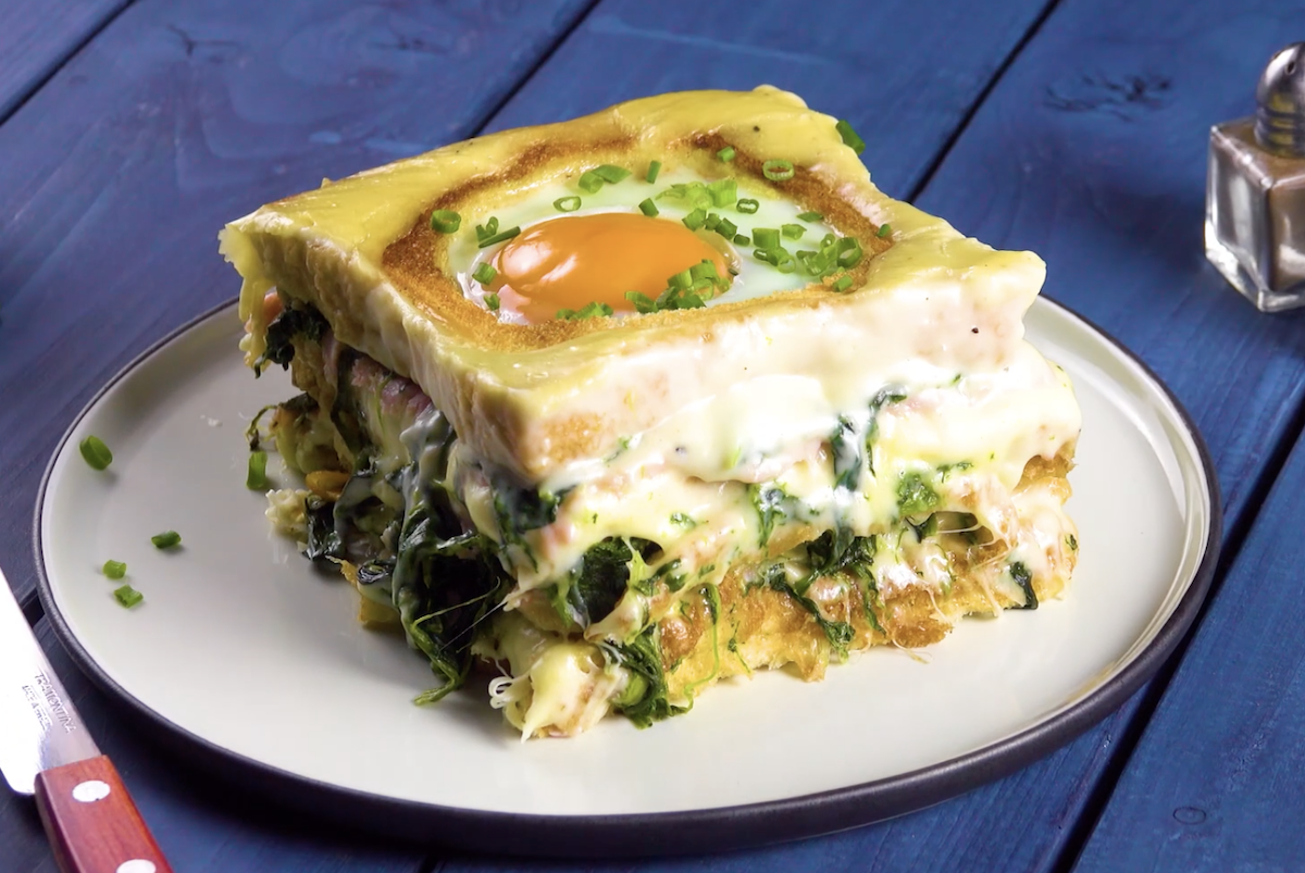 Ein Riesen-Sandwich mit Ei auf einem Teller.