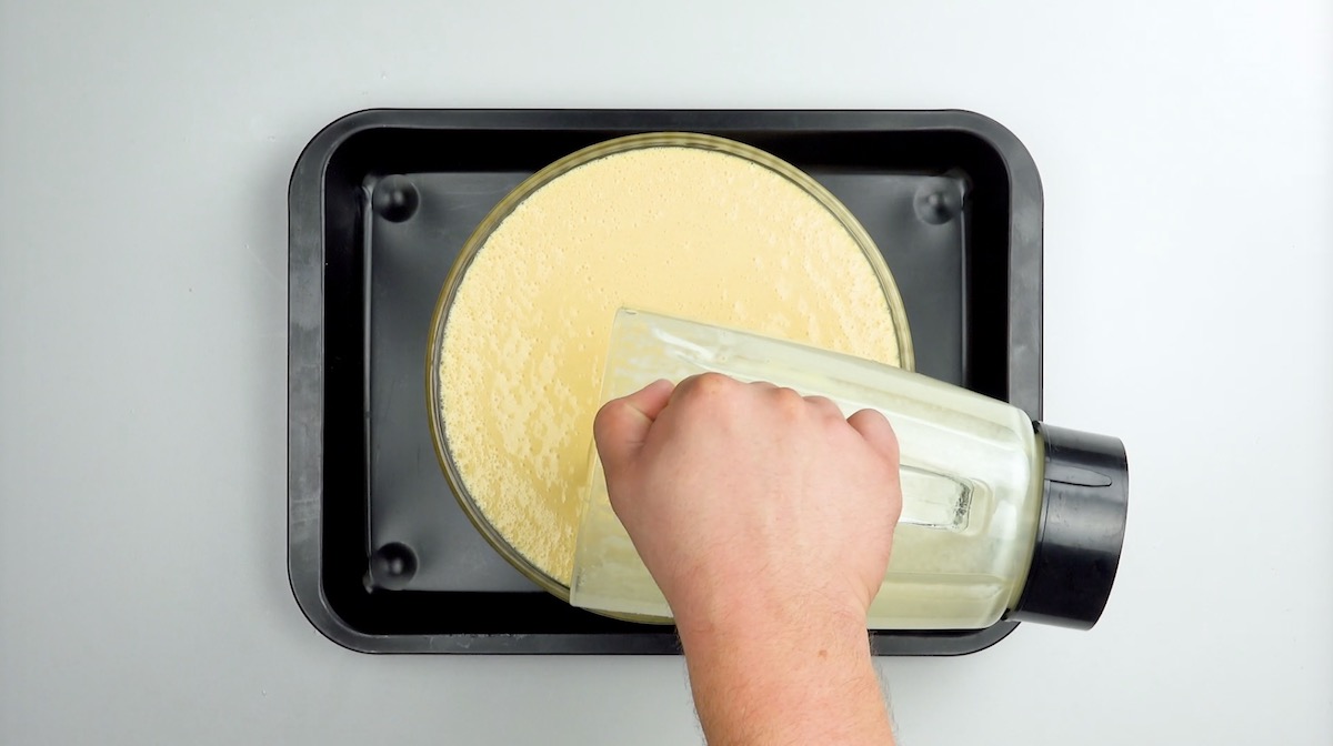 Teig für Flan wird in Form gefüllt, die auf Backblech steht