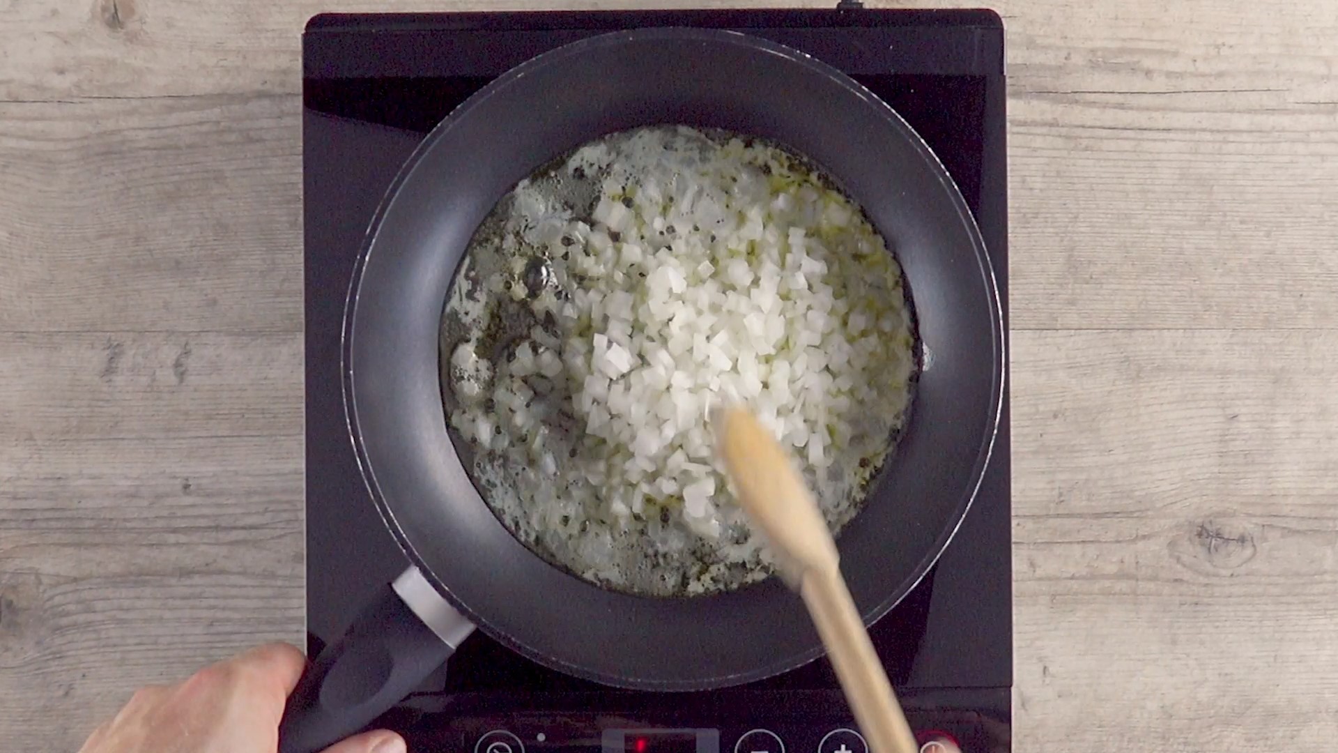 Zwiebeln werden in Pfanne gedünstet