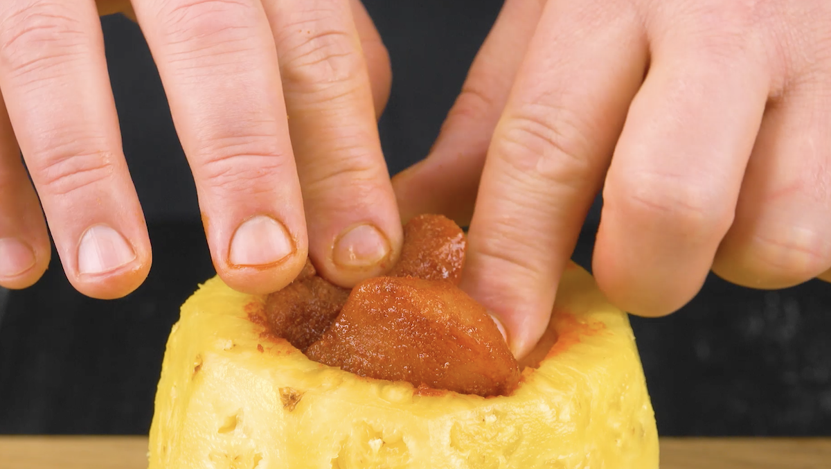 Ananas wir mit marinierter Hähnchenbrust gefüllt