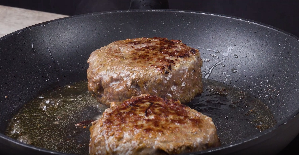 Die Burgerpattys werden übereinandergelegt und in Pfanne gebraten