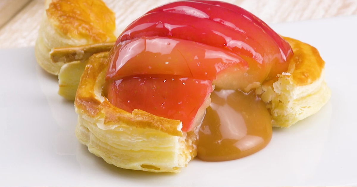 Karamell-Apfel, aus dem das flüssige Karamell heraus läuft