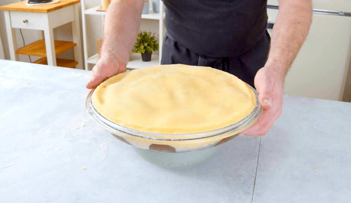 Ein gefüllter Topfdeckel mit Keksteig