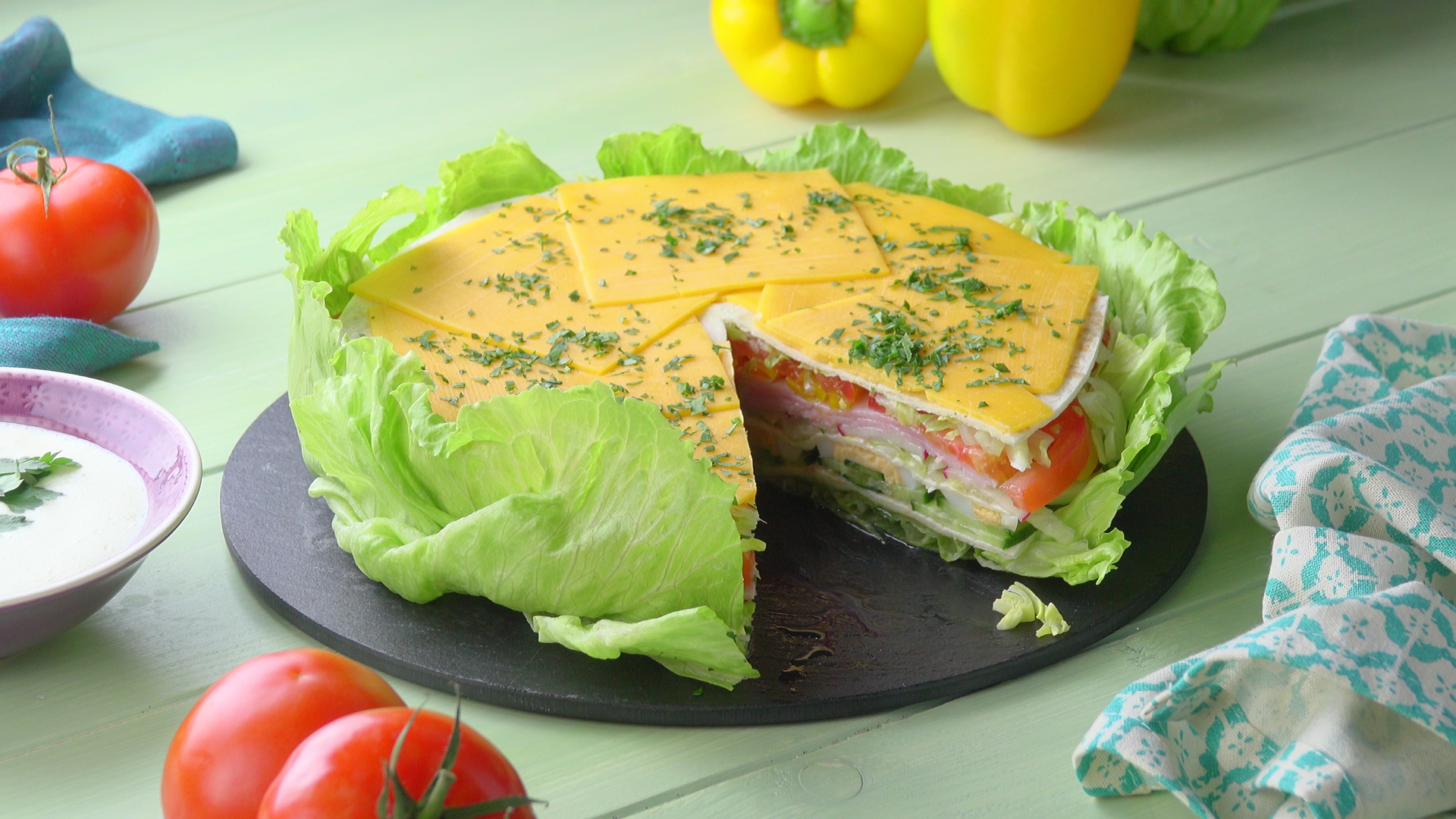 Salat-Torte mit mehreren Schichten, aus der ein Stück herausgeschnitten wurde