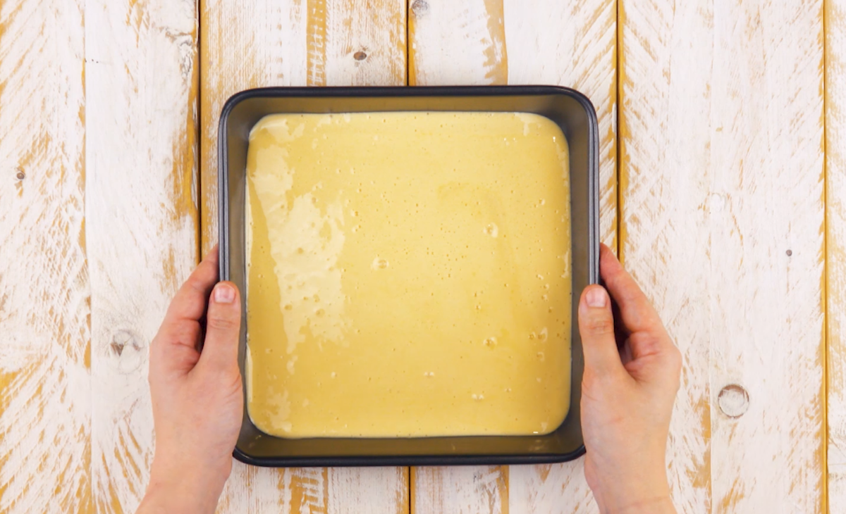 Flüssiger Biskuitteig in Backform