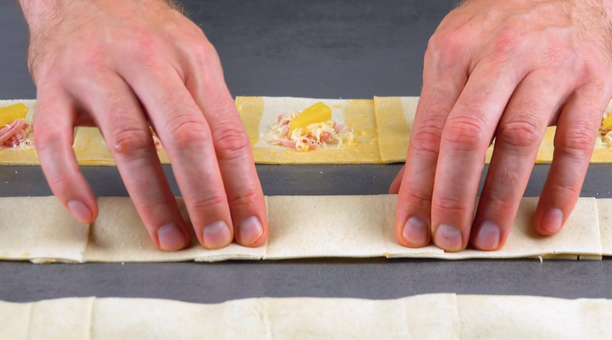 Toastbrot-Ränder werden mit Ei bepinselt