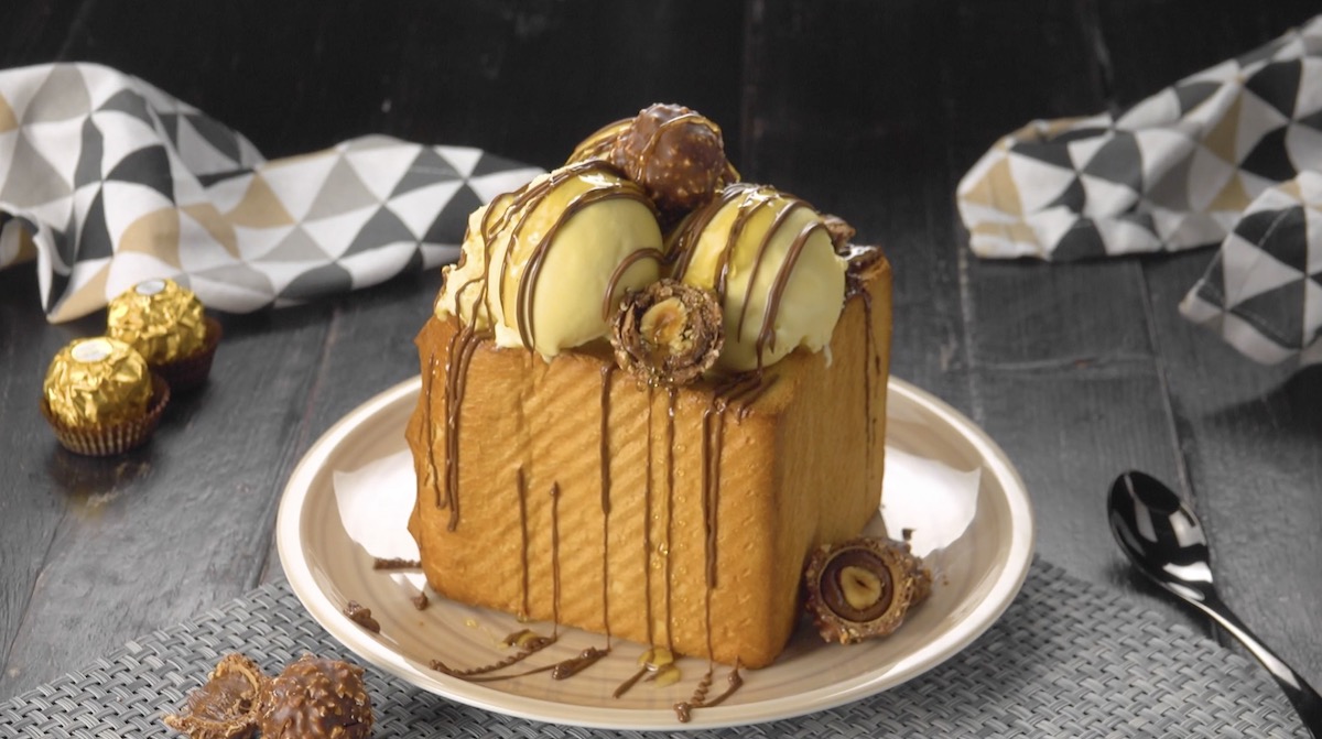 Japanischer Brick-Toast mit Schokoladensoße, Eis und Ferrero-Rocher-Kugeln