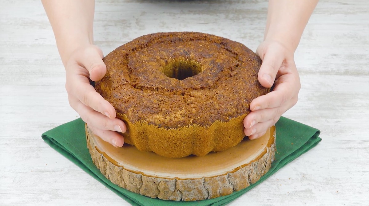 Ein fertig gebackener Kuchenboden aus Kuchenteig mit fein geraspeltem Hokkaidokürbis