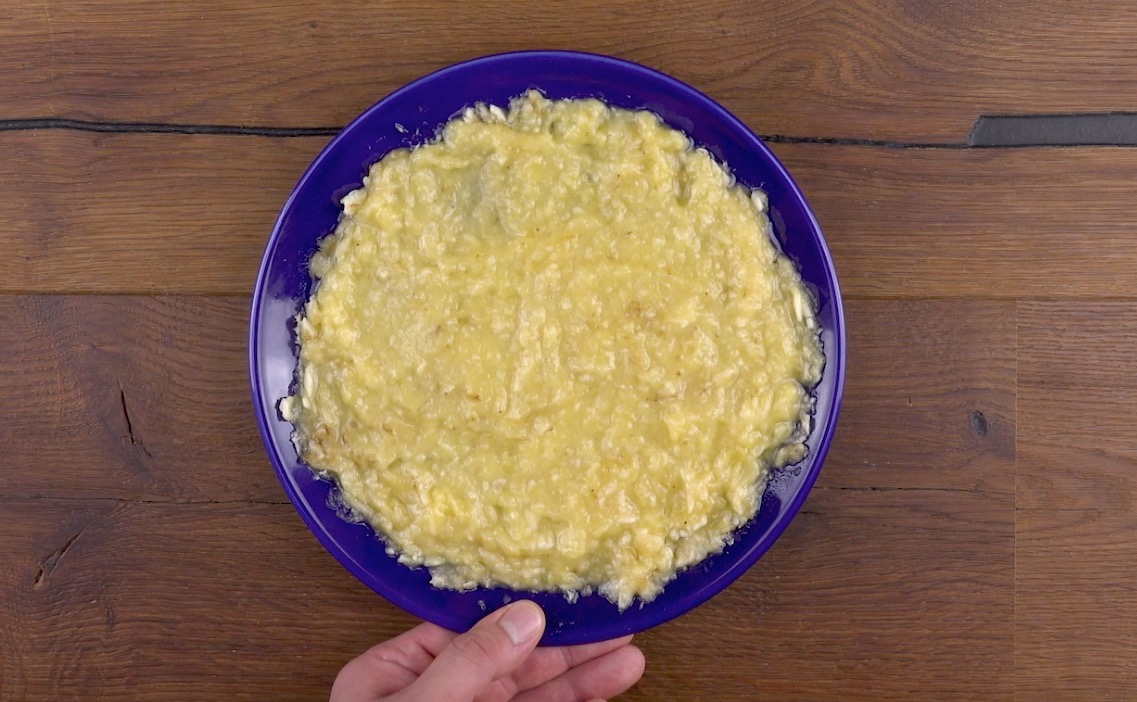 Bananen werden in Schüssel zerdrückt