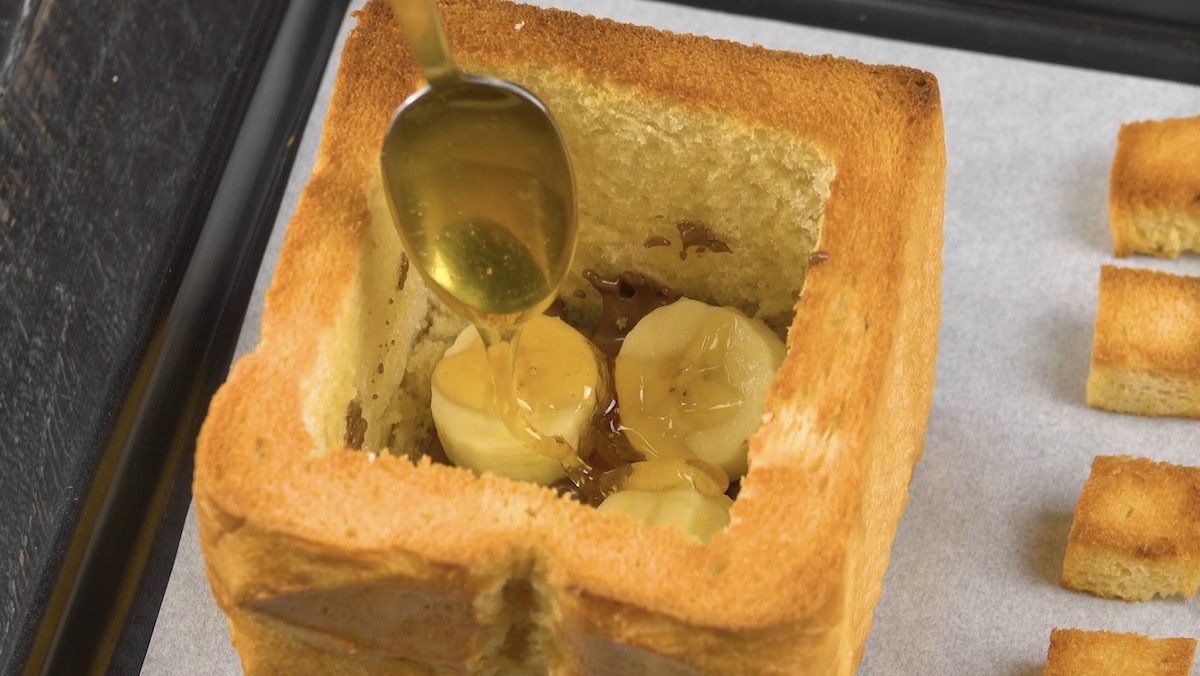 Bananenstücke, Nutella und Honig werden in Brick-Toast gegeben
