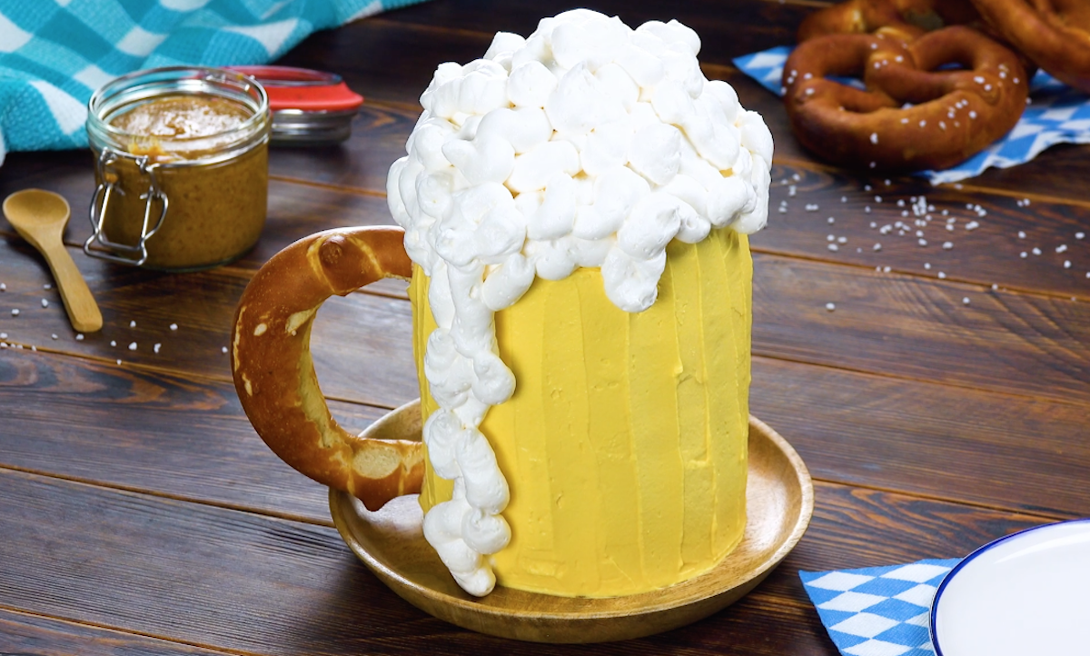 Ein Kuchen mit Frischkäsecreme, der aussieht wie ein Maßkrug