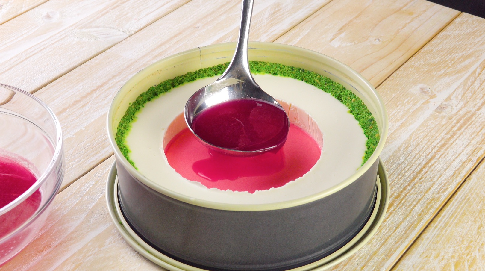 Wackelpudding wird in die Mitte der Wassermelonen-Torte gefüllt