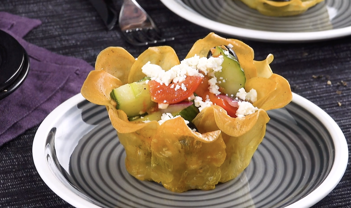 Kartoffel-Körbchen gefüllt mit Gemüse und Feta