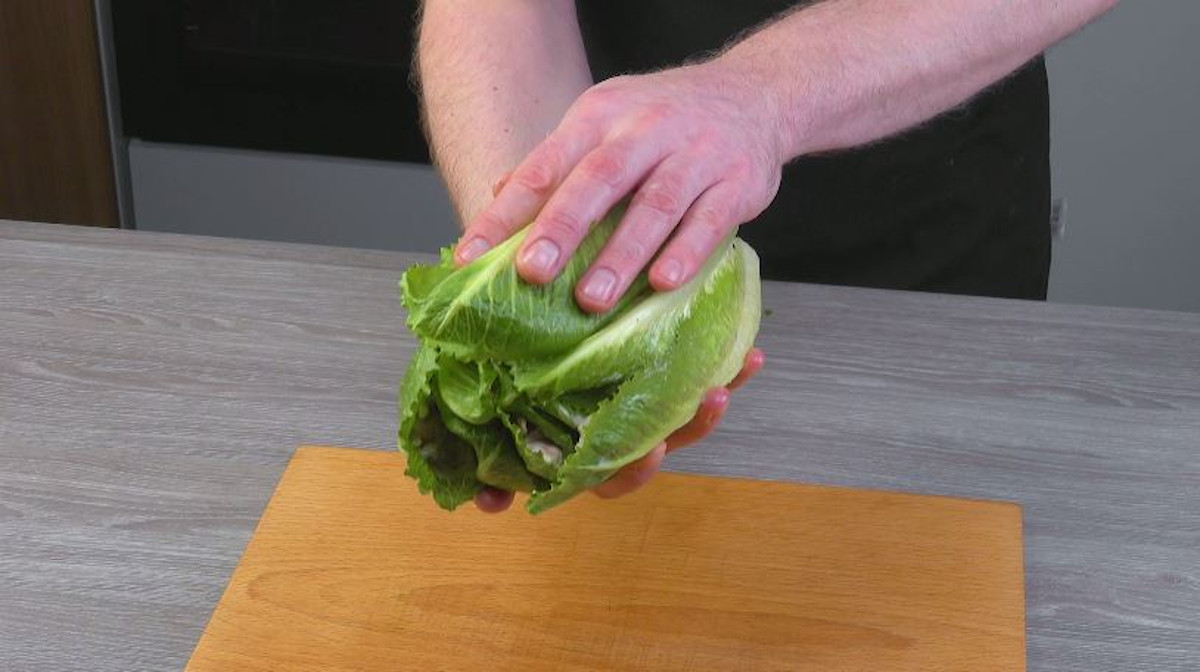 Salatblätter werden nach Füllen wieder zusammengesetzt