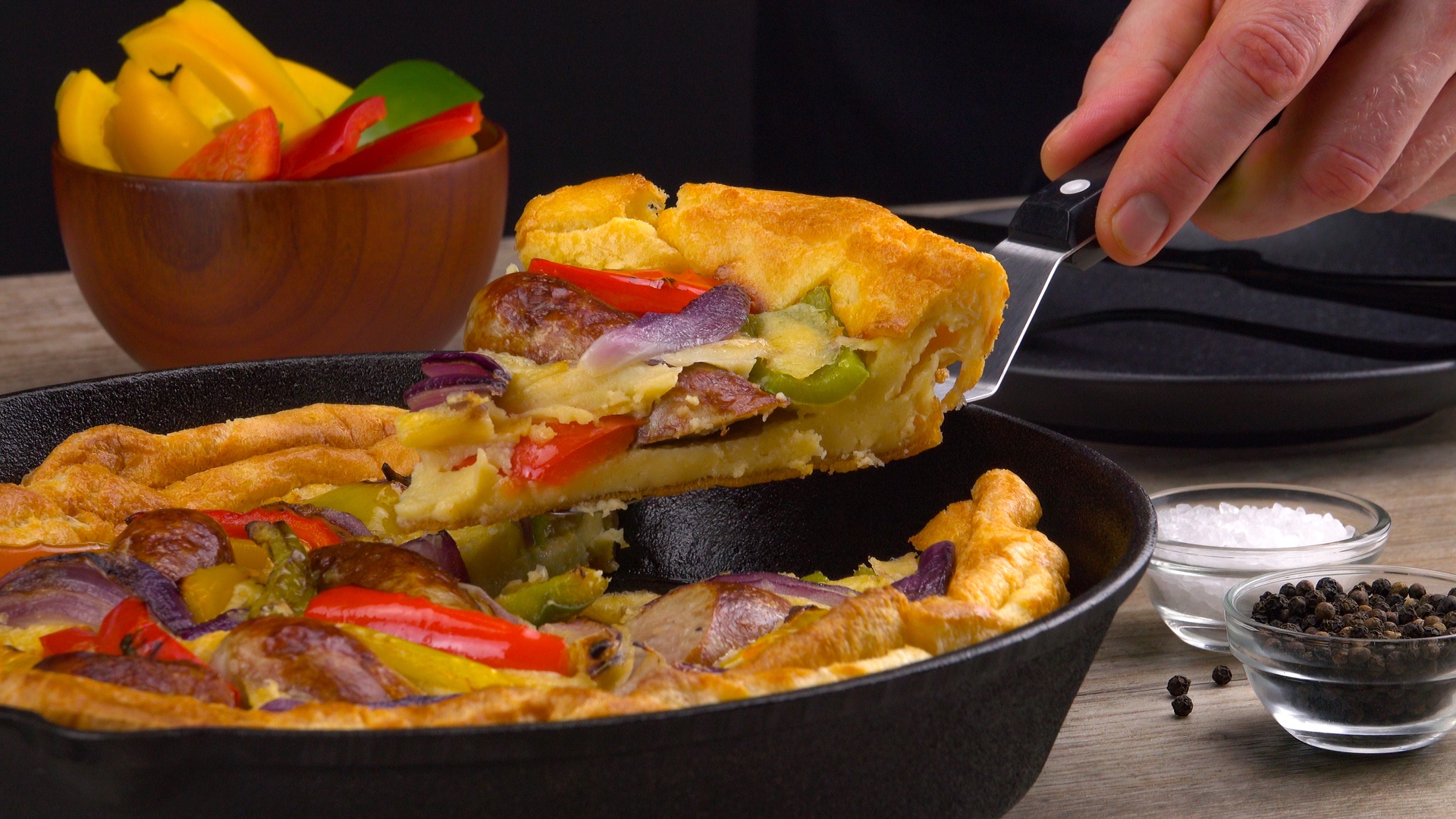 Ein Stück englischer Pfannkuchen mit Bratwürsten und Parika