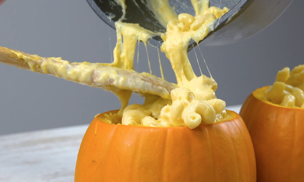 Käsemakkaroni werden in 2 ausgehöhlte Kürbisse gefüllt