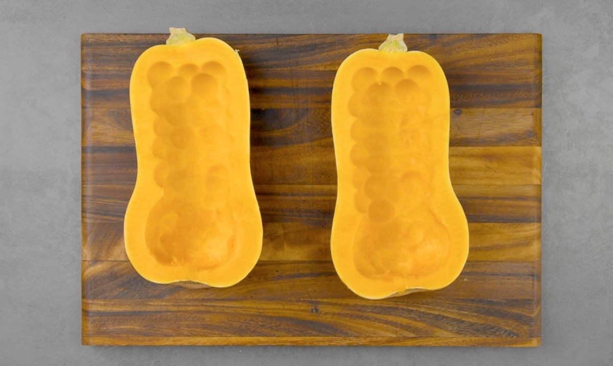 Ein halbierter Butternusskürbis