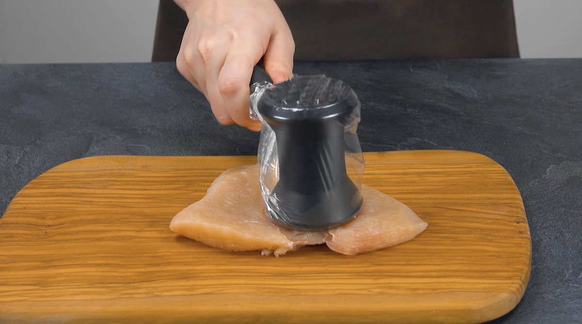 Hähnchenbrust wird plattiert