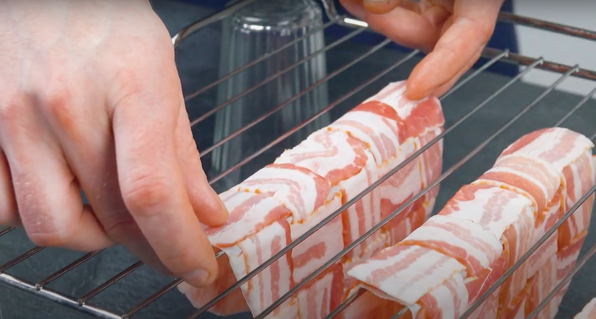 Bacon-Geflechte werden über Gitterrost gehangen