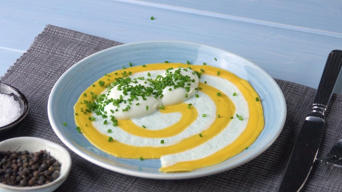 Egg-Pancakes mit Sprialmuster aus Eigelb und Eiweiß, garniert mit gehacktem Schnittlauch und 2 gekochten Ei-Hälften