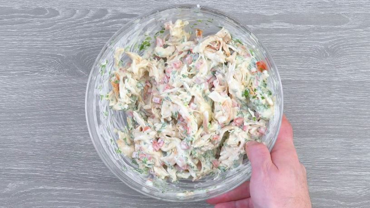 Hähnchensalat in Schüssel