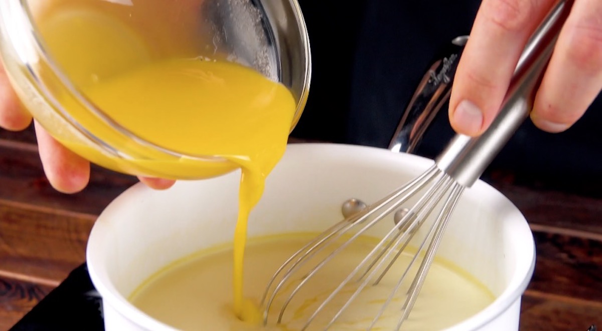 Eier werden in Sahnesoße eingerührt
