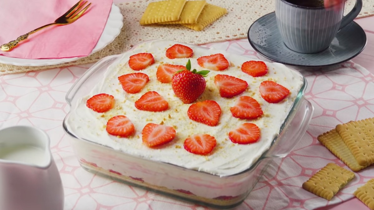 Ein Erdbeer-Käsekuchen mit Keksboden in einer eckigen Form.