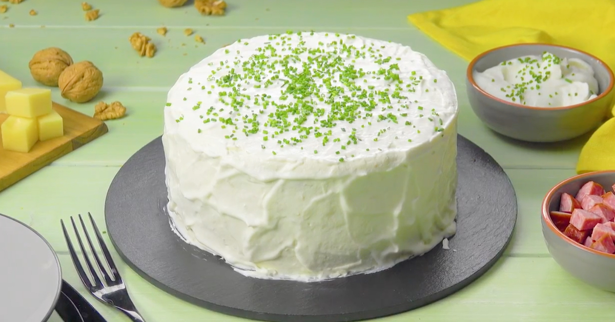 Herzhafter Kürbiskuchen mit Kartoffeln, Cabanossi und Meerettichsahne