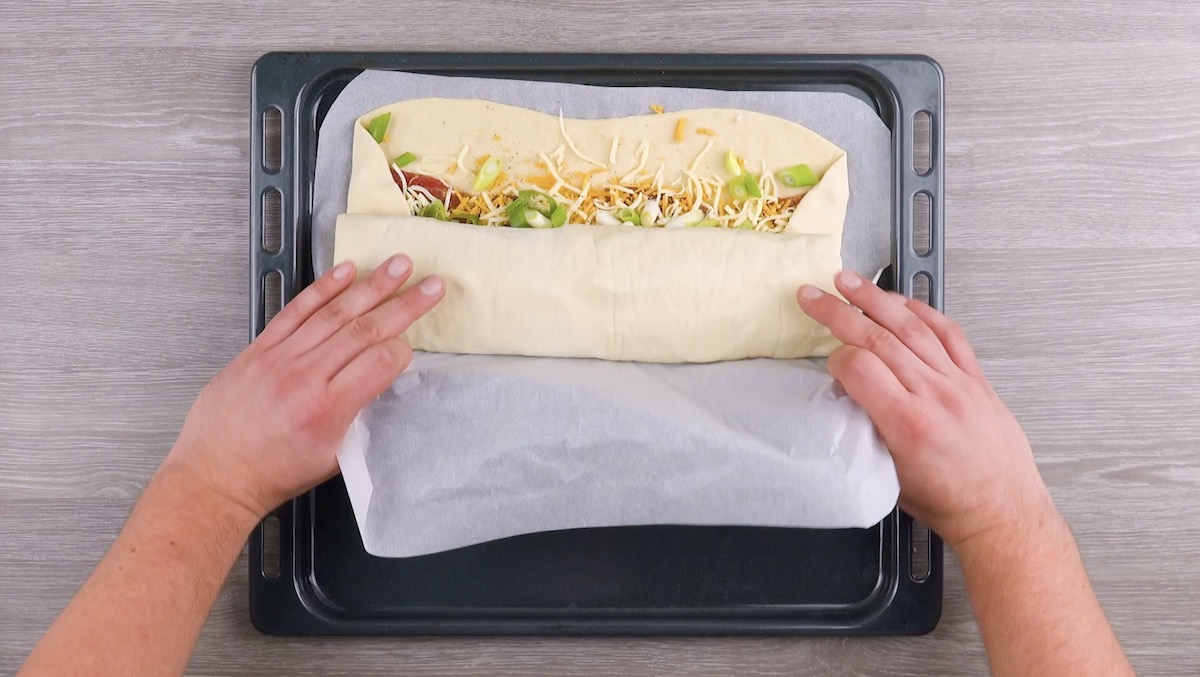 Pizzateig wird zu Bauernfrühstück-Calzone gefaltet