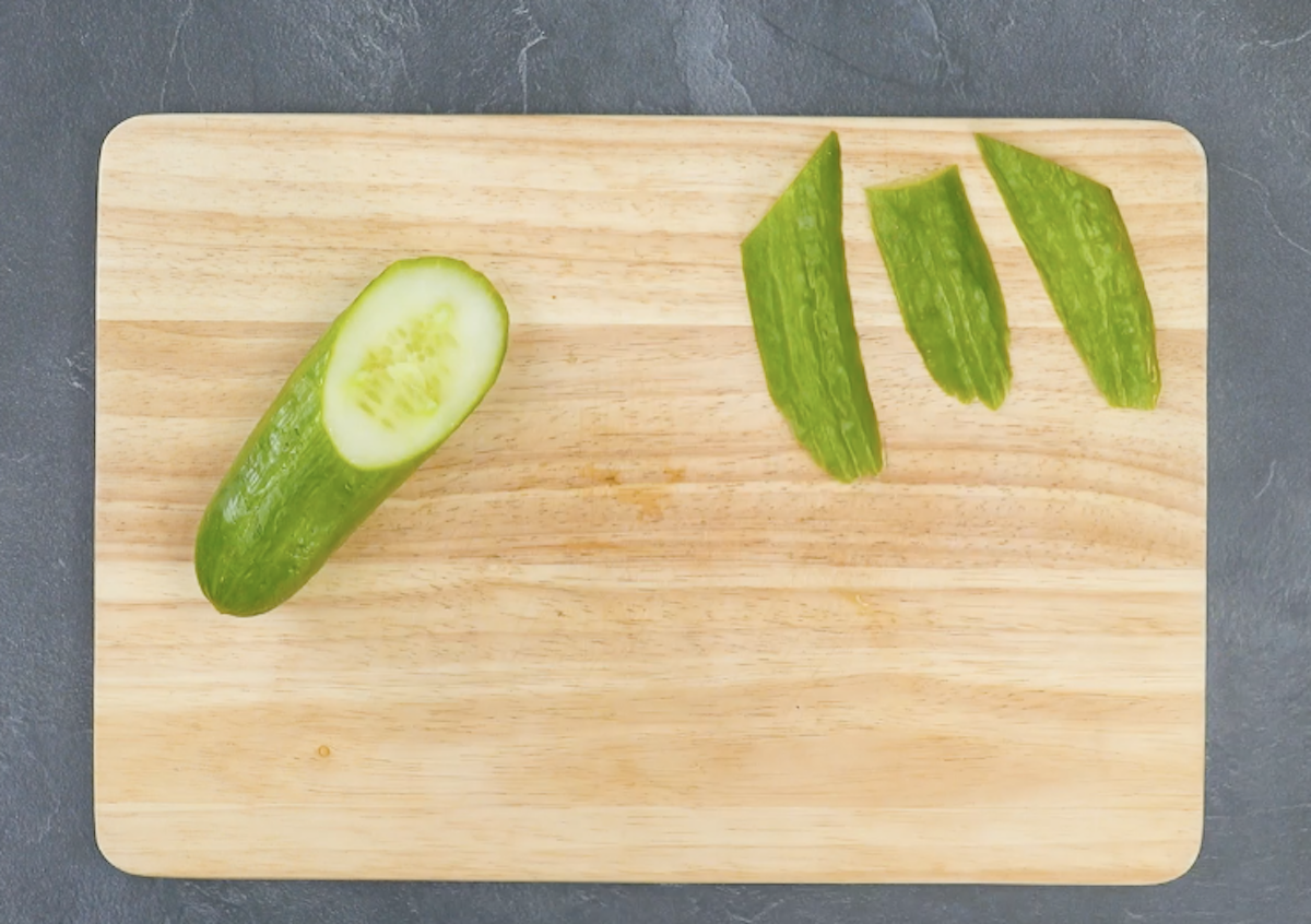 Endstück einer Gurke und drei lämgliche Gurkenscheiben